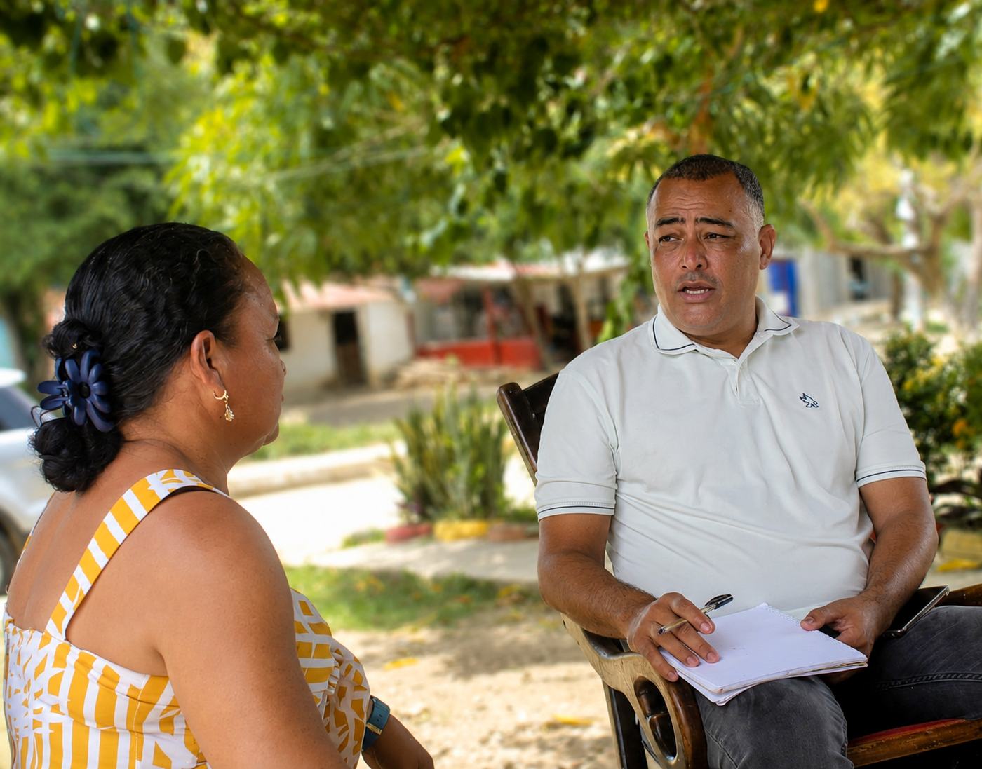 Una habitante del municipio conversa con Huber Salinas durante una jornada de escucha